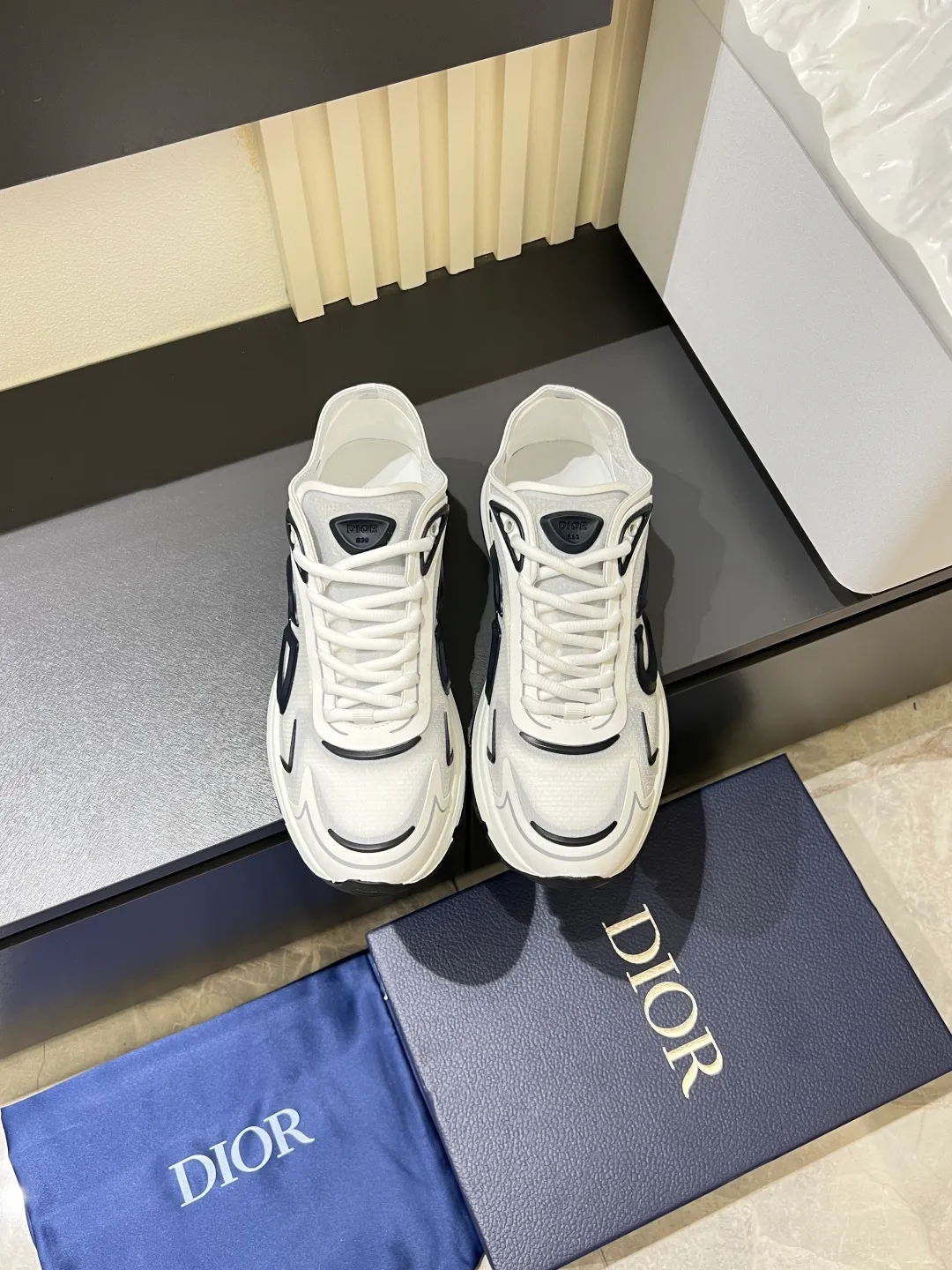 p500 Dior Dior's latest B30 Countdown sneaker. This B30 Countdown technical training shoe is new for spring 2026. Its sporty design perfectly combines fashion elements with technical performance. Its design is inspired by modern running. There are also Dior B30 and CD30 rubber logos on the tongue and back of the shoe. The sculpted sole that combines rubber and foam ensures flexibility and comfort. Various unique details also add to its color. Fabric technical fabric and technical mesh lining Industrial fabric and industrial mesh CD30 rubber logo on sides and rear Dior B30 rubber signature tongue Low-top style lace-up closure Ultra-lightweight rubber blend and brown foam sole Welded construction with gray detailing and Dior, CD30 and B30 logos Size: 38-44!